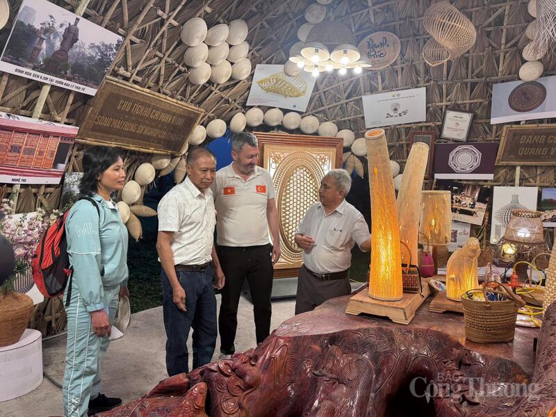 Một góc bày sản phẩm mây tre đan Phú Vinh tại không gian trưng bày. Ảnh: Hà Lê