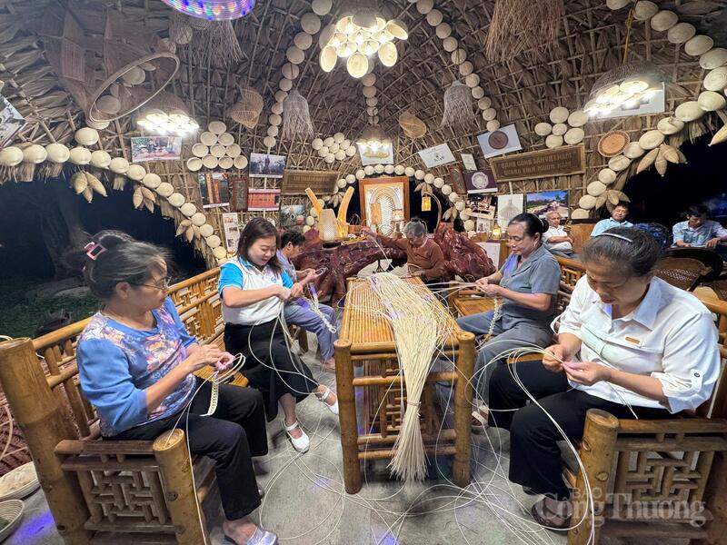 Các nghệ nhân đang thực hiện mỗi người một công đoạn để hình thành lên một sản phẩm mây tre đan Phú Vinh. Ảnh: Hà Lê