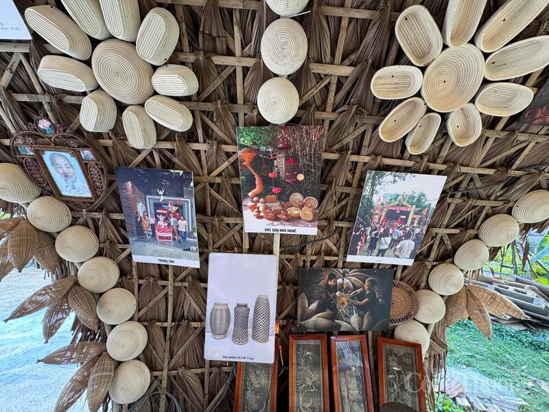 Một góc bày sản phẩm mây tre đan Phú Vinh tại không gian trưng bày. Ảnh: Hà Lê
