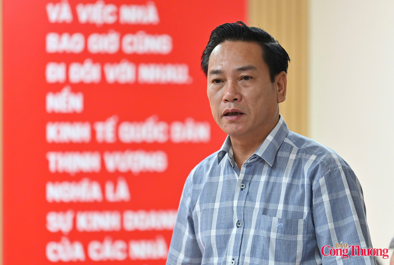 Ông Nguyễn Công Dũng - Ủy viên Chuyên trách Hội đồng Biên tập Nhà xuất bản Chính trị quốc gia Sự thật phát biểu tại hội nghị. Ảnh: Nam Nguyễn