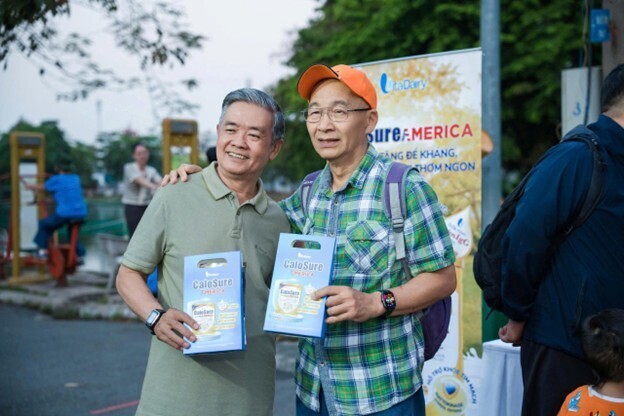 Người trung niên duy trì thói quen tập luyện tại công viên để nâng cao sức khỏe.