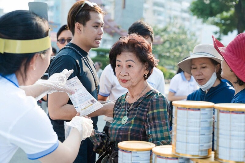 Tư vấn dinh dưỡng tại “Trạm sức khỏe” thu hút đông đảo người dân tham gia.