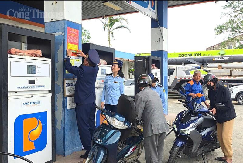 Lực lượng QLTT Hà Tĩnh dán đường dây nóng tại các cửa hàng xăng dầu trên địa bàn. Ảnh: Trọng Tùng