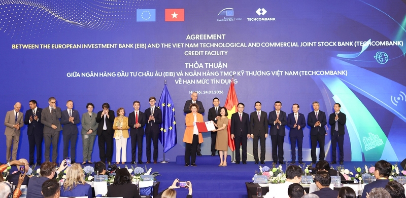 Bà Nicola Beer, Phó Chủ tịch Ngân hàng Đầu tư châu Âu (EIB) và bà Nguyễn Thu Lan, Phó Chủ tịch Hội đồng Quản trị Techcombank trực tiếp công bố thỏa thuận hợp tác trị giá 200 triệu Euro.