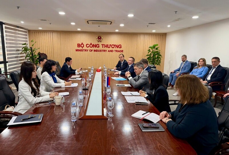 Toàn cảnh buổi tiếp và làm việc giữa Thứ trưởng Phan Thị Thắng và ngài Dmitry Nikolaevich Makhonin, Thống đốc tỉnh Perm Krai, Liên bang Nga.