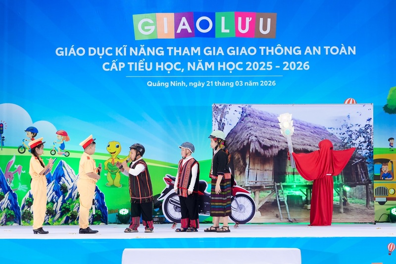 Các em học sinh trình diễn tiểu phẩm, thể hiện năng khiếu về chủ đề An toàn giao thông.