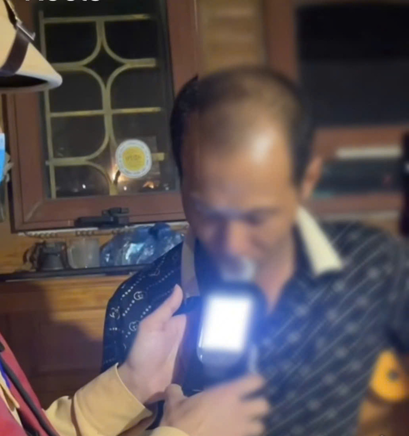 Lực lượng Cảnh sát giao thông đường thủy xử lý lái tàu vi phạm nồng độ cồn trên sông Đuống. Ảnh: Cục Cảnh sát giao thông