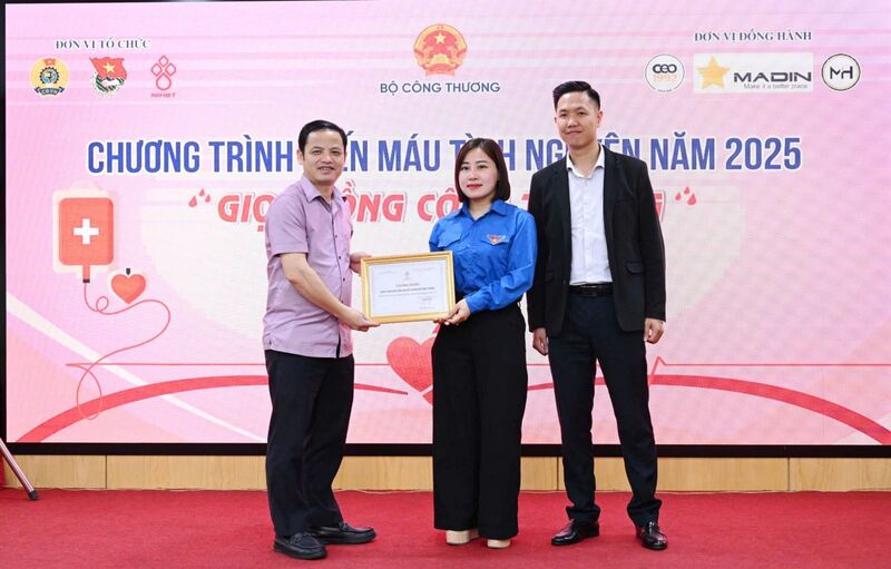 Đồng chí Nguyễn Ngọc Tâm, Bí thư Đoàn Thanh niên Bộ Công Thương (áo xanh) tại Chương trình Giọt hồng Công Thương năm 2025.