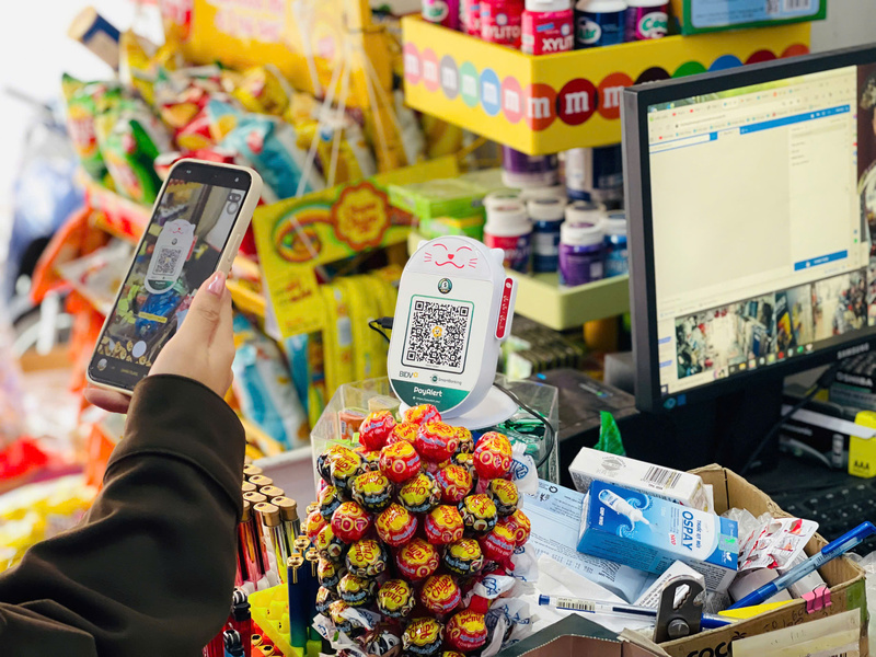 Hộ kinh doanh phải sử dụng tài khoản thanh toán và mã QR gắn với giấy đăng ký kinh doanh, thay vì nhận tiền qua tài khoản cá nhân như trước. Ảnh: Mai Linh