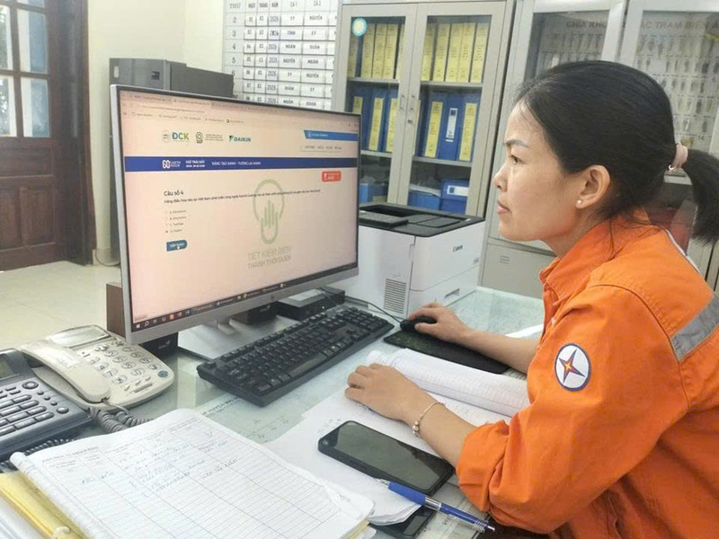 CBCNV các phòng, ban tham gia cuộc thi trực tuyến