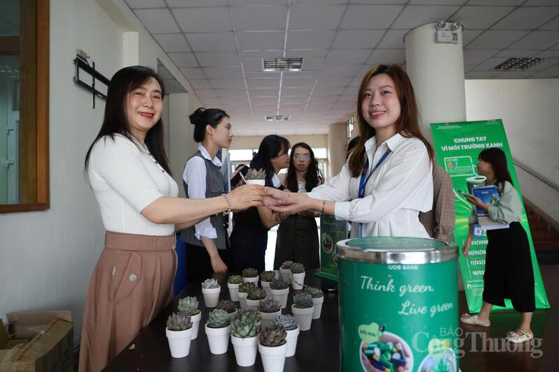 Cán bộ, người lao động ngành Công Thương vui vẻ tham gia chương trình “Chung tay vì môi trường xanh”.