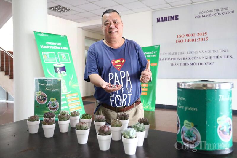 PGS, TS. Hà Minh Hùng, Chuyên gia cao cấp tại Viện Nghiên cứu Cơ khí vui vẻ tham gia hoạt động đổi pin lấy cây xanh.