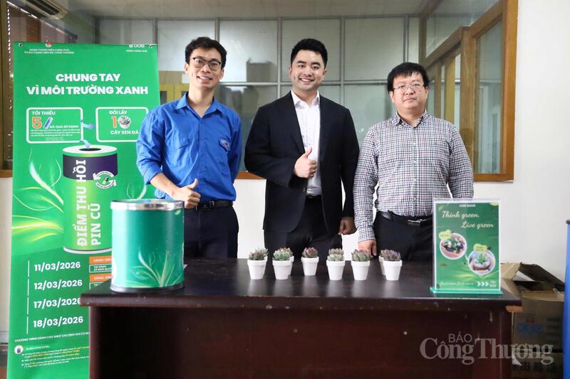 Đồng chí Nguyễn Quốc Khánh, Phó Bí thư Đoàn Thanh niên Bộ Công Thương (giữa) và đồng chí Nguyễn Anh Tùng, Bí thư Đoàn Thanh niên Viện Nghiên cứu Cơ khí (bên phải) tham gia, hưởng ứng chương trình “Chung tay vì môi trường xanh”.Cán bộ, người lao động ngành Công Thương vui vẻ tham gia chương trình “Chung tay vì môi trường xanh”.