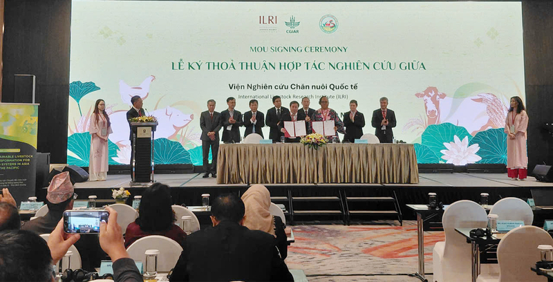 Trong khuôn khổ hội nghị, diễn ra lễ ký kết biên bản ghi nhớ nghiên cứu trong lĩnh vực chăn nuôi giữa các đơn vị. Ảnh: Nguyễn Hạnh