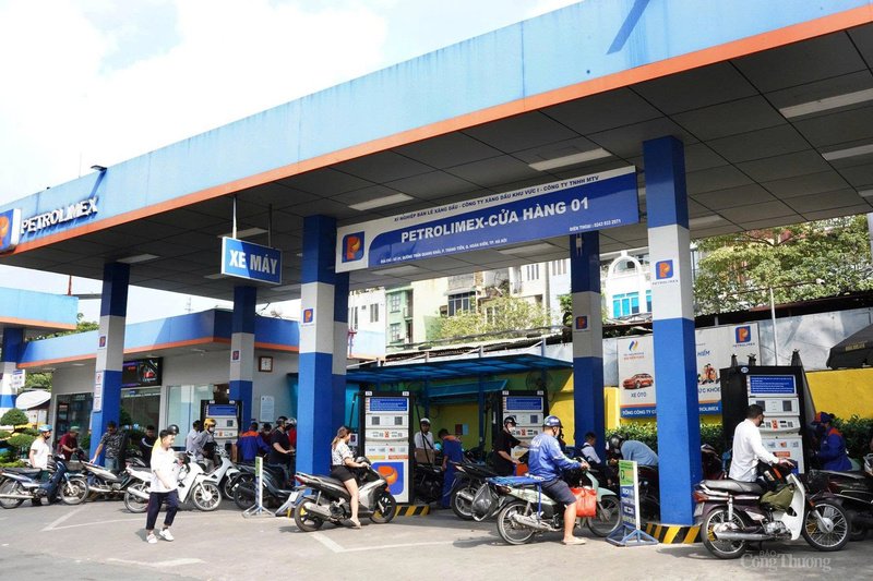 Thị trường xăng dầu trong nước chịu tác động từ biến động giá năng lượng toàn cầu.