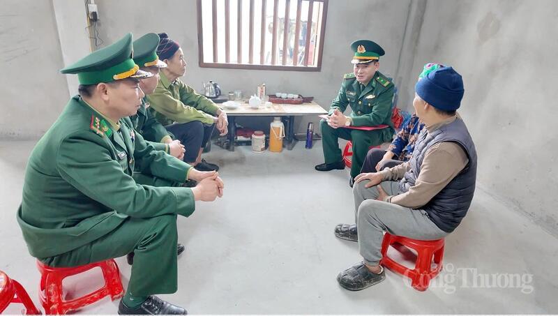 Cán bộ biên phòng tuyên truyền về pháp luật cho người dân khu vực biên giới.