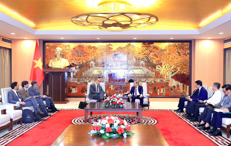 Chủ tịch UBND TP. Hà Nội Vũ Đại Thắng tiếp Đại sứ đặc mệnh toàn quyền Cộng hòa Pháp tại Việt Nam Olivier Brochet chiều 24/3.