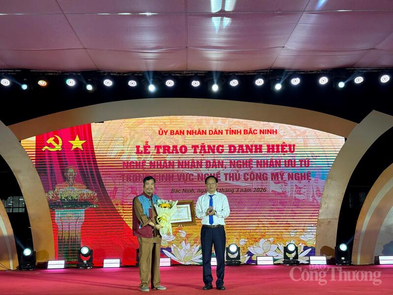 Ông Nguyễn Đình Vinh (làng nghề khảm trai truyền thống xã Liên Bão, tỉnh Bắc Ninh) được trao tặng danh hiệu Nghệ nhân Nhân dân.