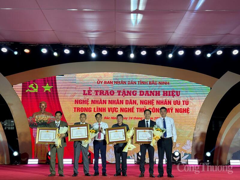 Trao danh hiệu Nghệ nhân Ưu tú cho các nghệ nhân tiêu biểu trong lĩnh vực nghề thủ công tỉnh Bắc Ninh.