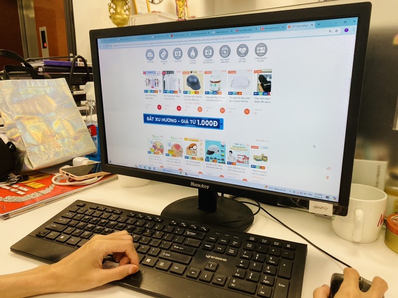 Doanh thu trên 3 sàn thương mại điện tử lớn tại Việt Nam là TikTok Shop, Shopee và Lazada của ngành hàng làm đẹp và chăm sóc cá nhân đã đạt 74.400 tỷ đồng năm 2025, dẫn đầu toàn thị trường. Ảnh minh hoạ