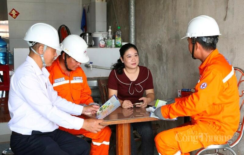 Nhân viên ngành điện tuyên truyền sử dụng điện an toàn, tiết kiệm cho hộ gia đình.