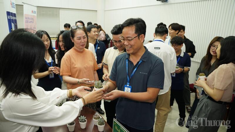 Sự hưởng ứng nhiệt tình của đông đảo cán bộ nhà trường góp phần tạo nên thành công cho ngày hội sống xanh.