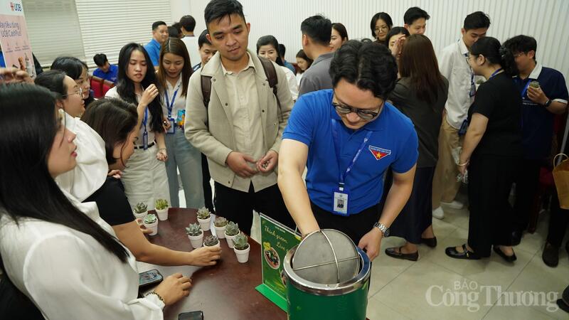 Không chỉ đội ngũ cán bộ giảng viên, mà tập thể đoàn thanh niên Trường Đại học Kinh tế - Kỹ thuật Công nghiệp cũng hòa vào không khí sôi động của chương trình.