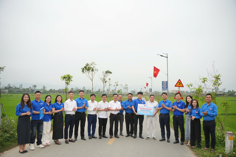 Các Chi Đoàn phối hợp tổ chức khánh thành và bàn giao công trình thanh niên mang tên “Tuyến đường điện thắp sáng bằng năng lượng mặt trời”. Ảnh: Phúc Sơn