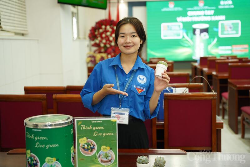 Không chỉ các giảng viên, cán bộ mà các bạn sinh viên, đoàn viên cũng cực kỳ hào hứng khi được góp một phần pin nhỏ để đổi lấy mầm xanh.