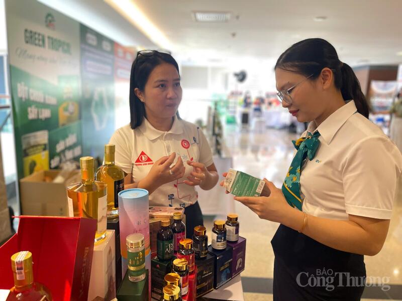 Các gian hàng chú trọng đến yếu tố truy xuất nguồn gốc, tiêu chuẩn chất lượng và câu chuyện sản phẩm.