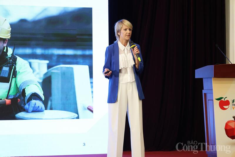 Bà Åshild Nakken, Giám đốc Hội đồng Hải sản Na Uy khu vực Đông Nam Á phát biểu tại hội thảo.