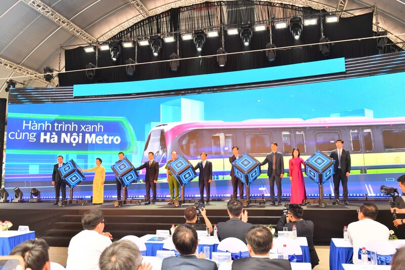 Các đại biểu thực hiện nghi thức kích hoạt Hệ thống soát vé tự động ứng dụng định danh sinh trắc học và thanh toán không dùng tiền mặt trên tuyến đường sắt đô thị Hà Nội.