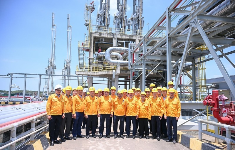 Đoàn công tác tỉnh Nghệ An chụp ảnh lưu niệm cùng lãnh đạo Kho cảng LNG Thị Vải. Ảnh: Thành Cường