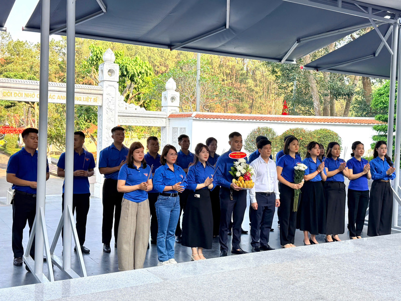 Đoàn viên Chi đoàn Sở Công Thương dâng hoa, dâng hương tưởng niệm các anh hùng liệt sĩ. Ảnh: Phúc Sơn
