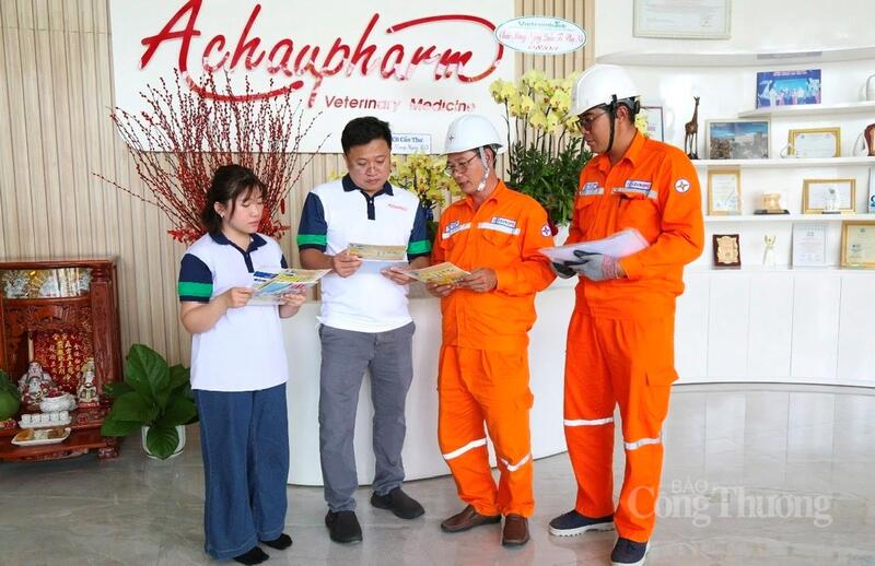 Nhân viên ngành điện tuyên truyền sử dụng điện an toàn, tiết kiệm cho doanh nghiệp.