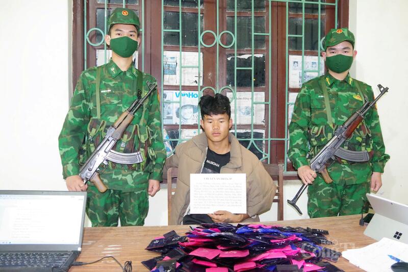 Đối tượng cùng tang vật gồm 60.000 viên ma túy tổng hợp bị thu giữ.