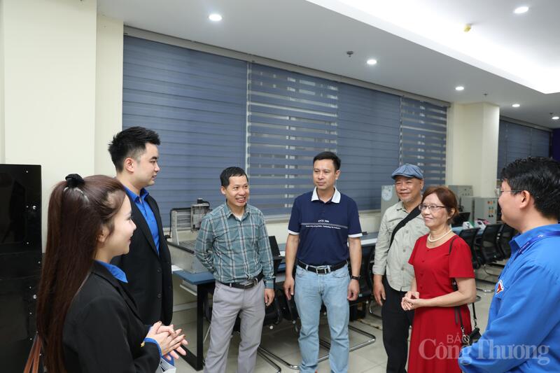 Đoàn đại biểu cùng cán bộ nhà trường hào hứng tham quan thực tế cơ sở vật chất và môi trường học tập.