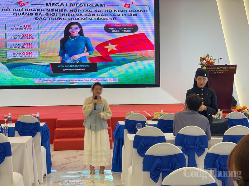 Chị Mai Thị Mỹ Lâm đưa sản phẩm của Hợp tác xã Nông dược và Dịch vụ tổng hợp An Toàn giới thiệu tại chương trình. Ảnh: Bá Bính