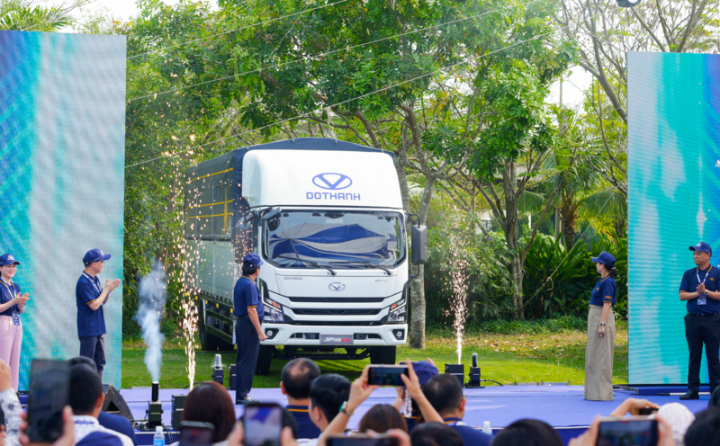 Điểm nhấn thị giác nằm ở mặt ca lăng và cụm đèn pha công nghệ HAWK-EYE sắc sảo. Ảnh DoThanh Auto