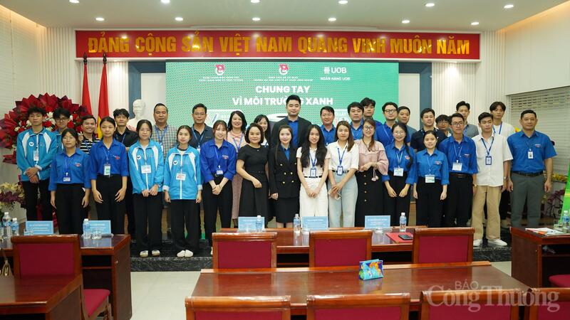 Tập thể cán bộ nhà trường, cùng các ban ngành, đoàn thể và các bạn đoàn viên cùng chụp hình lưu niệm tại chương trình.