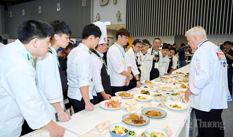 Song song với nền tảng tri thức, triển lãm tiếp tục tổ chức chuỗi cuộc thi chuyên môn nhằm tôn vinh thương hiệu và chuẩn hóa tay nghề trong ngành ẩm thực, pha chế, nhà hàng - khách sạn...