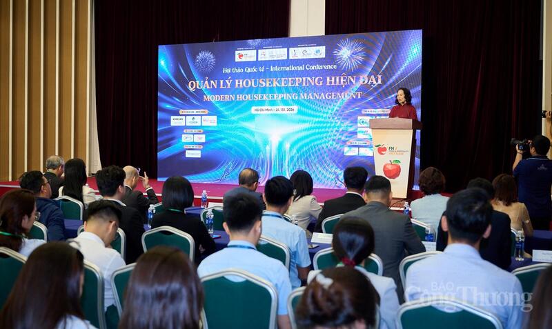 Các chuyên gia Việt Nam và quốc tế trao đổi về xu hướng tiêu dùng, đổi mới sản phẩm, chuyển đổi số, an toàn thực phẩm góp phần nâng cao trải nghiệm khách hàng.