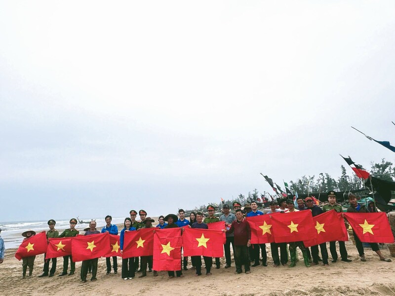 Những lá cờ đỏ sao vàng được trao tận tay ngư dân không chỉ là món quà về vật chất mà còn là nguồn động viên tinh thần to lớn. Ảnh: Đoàn xã Thạch Lạc