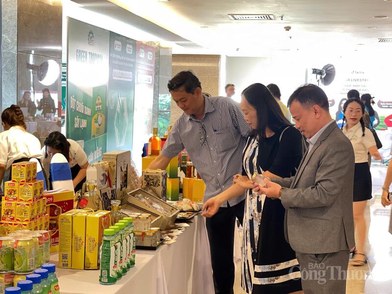 Các đại biểu tham quan gian hàng trưng bày, triển lãm sản phẩm đặc trưng và giải pháp ứng dụng thương mại điện tử.