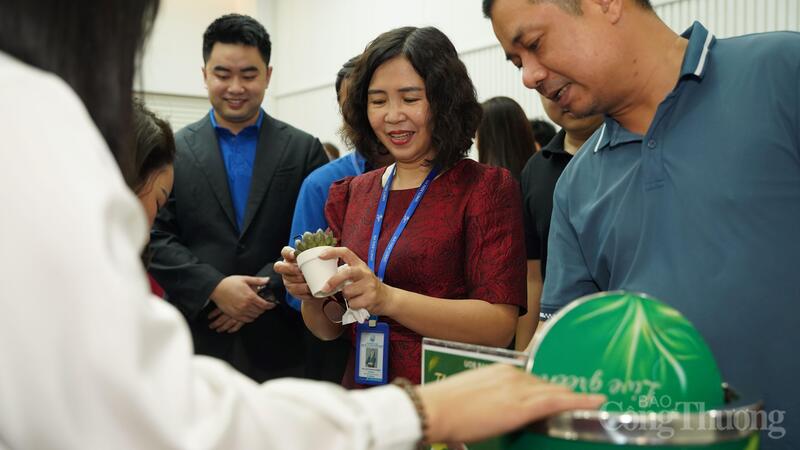 Các giảng viên hưởng ứng tham dự sự kiện “Chung tay vì môi trường xanh”