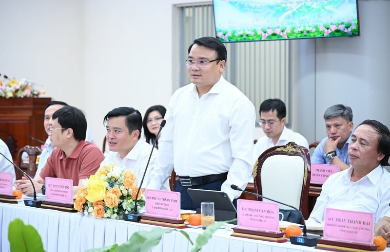 Phó Chủ tịch UBND tỉnh Nghệ An Phùng Thành Vinh cảm ơn tỉnh Đồng Nai đã quan tâm, phối hợp chia sẻ kinh nghiệm, đồng thời trao đổi về Dự án nhiệt điện LNG Quỳnh Lập đang sắp được triển khai. Ảnh: Thành Cường