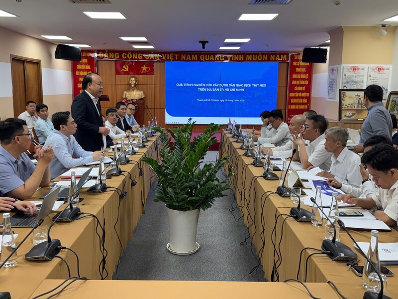 Ông Trần Hữu Linh, Cục trưởng Cục Quản lý và Phát triển thị trường trong nước phát biểu tại cuộc họp.