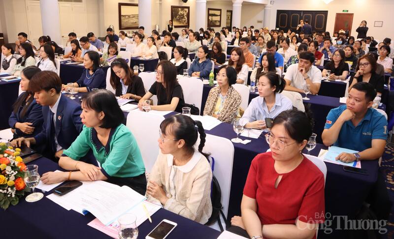 Đại biểu tham dự sự kiện.