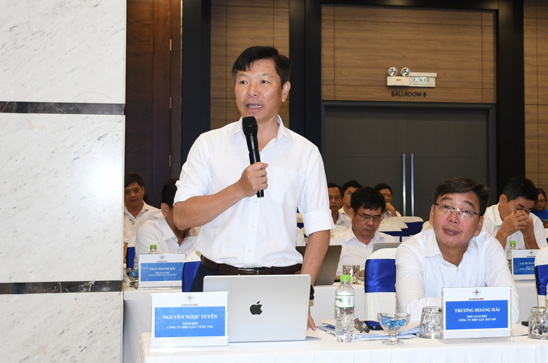 Ông Nguyễn Ngọc Tuyến, Giám đốc Công ty Điện lực Vũng Tàu trực thuộc EVNHCMC, giải đáp câu hỏi của doanh nghiệp tại hội nghị. Ảnh: Minh Khuê