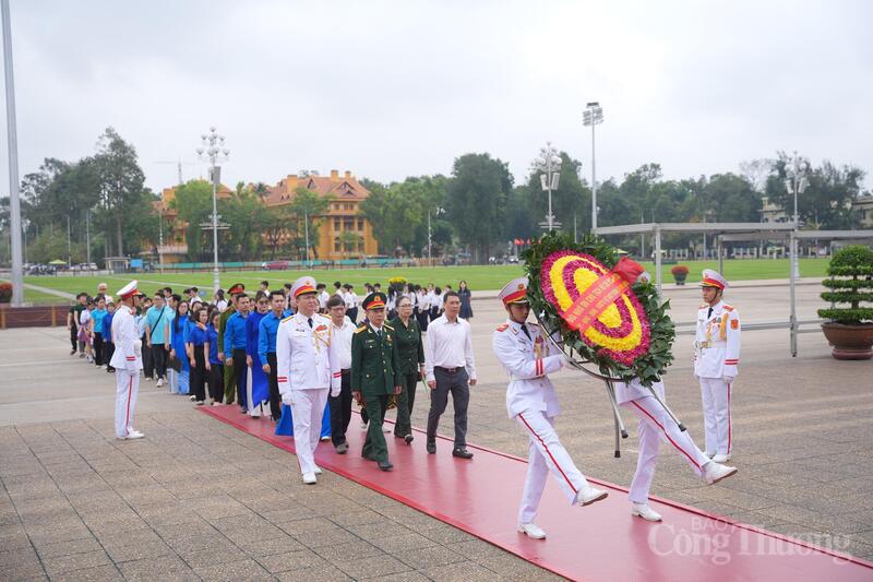 Vòng hoa mang dòng chữ "Đời đời nhớ ơn Chủ tịch Hồ Chí Minh vĩ đại" được các đoàn viên thanh niên phường Vĩnh Hưng trân trọng dâng lên Người, thể hiện quyết tâm sắt đá của thế hệ trẻ trong việc học tập và làm theo tư tưởng, đạo đức, phong cách Hồ Chí Minh.
